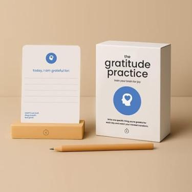 Imagem de KOMUSO DESIGN Cartões de Prática de Gratidão – 75 Instruções de Reflexão Diária com Suporte de Exposição de Madeira | Presente de Mindfulness e Autocuidado para Adultos e Crianças | Papel Reciclado