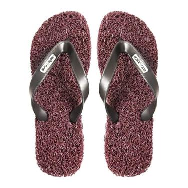 Imagem de Chinelo Masculino Confort indicado para pessoas que sofrem com Esporão de Calcâneo, Fascite Plantar, Hiperidrose Plantar e Neuroma de Morton, além disso, dá a sensação de estar pisando em um tapete macio massageando seus pés a cada passo. (Bordo, BR, Adulto, Faixa Numérico, 43, 44)