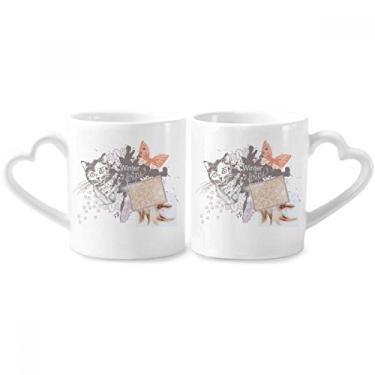 Imagem de Pequeno gato e borboleta em pintura a tinta conjunto de canecas de porcelana para casal amante de cerâmica alça de coração
