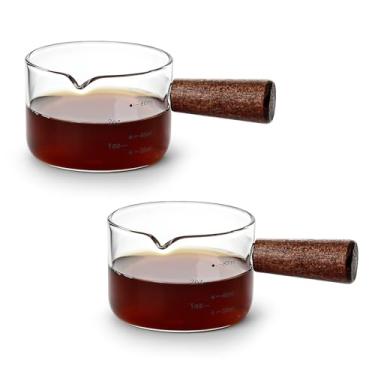 Imagem de Denovin Copos de dose expresso, 2 peças de jarra de espuma de leite de 75 ml com cabo de madeira em forma de V, jarra de creme de vidro Expresso Shots com balança (2 transparentes)