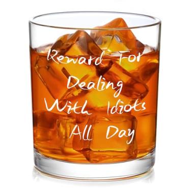 Imagem de Presentes para homens, recompensa por lidar com idiotas o dia todo copo de uísque, presente engraçado para ele, colega de trabalho, chefe, marido, amigo, ele, presente de vidro antiquado de 293 ml