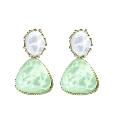 Imagem de 2 peças de brincos femininos com clipe em forma de triângulo verde e branco, ondulações de água, sem piercings