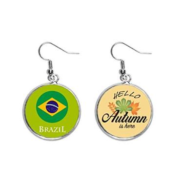 Imagem de Brinco de folha de outono com bandeira de carnaval de futebol brasileiro