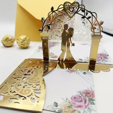 Imagem de Elegante cartão de convite de casamento pop-up 3D cortado a laser intrincado design floral e arco com silhueta de noiva e noivo cartão de felicitações dourado oco requintado para ocasiões especiais