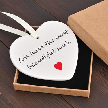 Imagem de The Most Beautiful Soul Flat Ceramic Heart-Shaped Encorajamento Ornamento Presentes para Amigos, Família, Professores e Colegas, Pingente Lembrança para Decoração de Porta de Parede