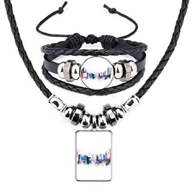 Imagem de Conjunto de joias com pulseira de couro e arranha-céus de construção moderna