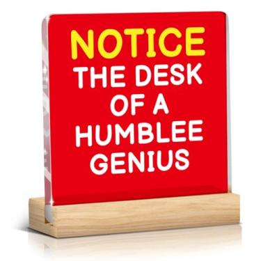 Imagem de Placa de acrílico engraçada para mesa de escritório A mesa de um gênio humilde, decorações de cubículos pequenos divertidos presentes para colega de equipe colega de equipe funcionário chefe (vermelho