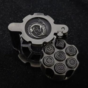Imagem de Revolver Metal Dice Set, 7 Piece Polyhedral Bullet Dice with Spinning Revolver Cylinder Case, Cyberpunk Style Tabletop RPG Dice for Dungeons and Dragons, Table Games