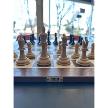 Imagem de Tabuleiro de Xadrez Premium em Madeira Marchetada, Base MDF com Lâmina de Louro Preto e Marfim, 54x54cm, Acabamento em Verniz Acetinado, Base em Veludo