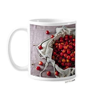 Imagem de Caneca de cerâmica cerâmica cerâmica com frutas vermelhas e cereja