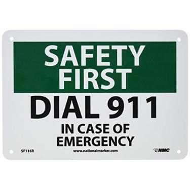 Imagem de NMC SF116R Placa OSHA, Lenda "Safety First - DIAL 913" CASO DE Emergência", 25,4 cm de comprimento x 17,78 cm de altura, plástico rígido, preto/verde sobre branco