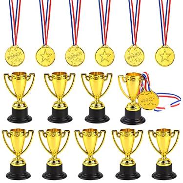 Imagem de Conjunto de medalhas de troféu FEPITO com 30 peças, 10 peças de taças de plástico dourado e 20 peças de medalhas de vencedor para prêmios esportivos de festa infantil