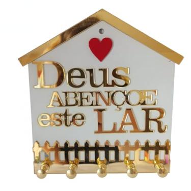 Imagem de Porta Chaves Decorativo em ACM Branco e Dourado, Deus Abençoe Este Lar, com 5 Ganchos, Formato Casa com Coração