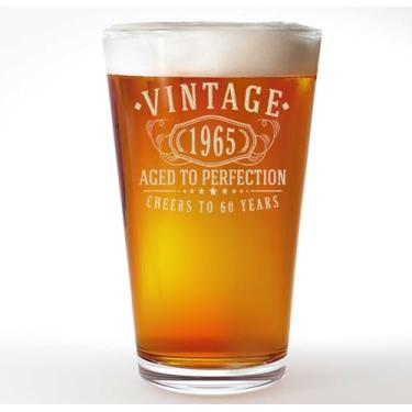 Imagem de Copo de vidro vintage 1965 gravado, 473 ml, cerveja pub – Presentes de feliz aniversário de 60 anos para homens e mulheres, Cheers to Turning 60 anos de idade decoração para mulheres, lembrancinhas de