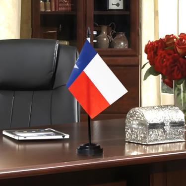 Imagem de Conjunto de bandeiras de mesa Texas Deluxe - 15 x 10 cm bandeira de mesa em miniatura Lone Star State TX com mastro sólido de 30 cm - Cor vívida e resistente ao desbotamento - Base preta e topo de