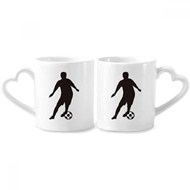Imagem de Conjunto de canecas de porcelana para casal com contorno esportivo de futebol americano com alça de coração