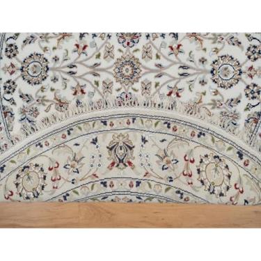 Imagem de Shahbanu Rugs Tapete redondo branco 250 KPSI Nain com design floral de lã e seda atado à mão (1,5 m x 1,5 m)