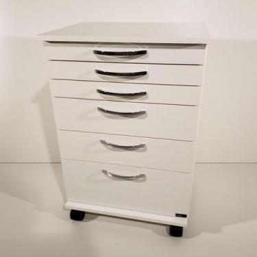 Imagem de Carrinho Auxiliar Para Cabeleireiros + 1 Bandeja - Deki Móveis Clínico