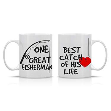 Imagem de Caneca de café One Great Fisherman, Best Catch Of His Life – Caneca de casal divertida – (2) Caneca de café de 325 ml – Conjunto de caneca de presente engraçada – Canecas para marido e esposa – Presentes para ele e para ela – Da AW Fashion