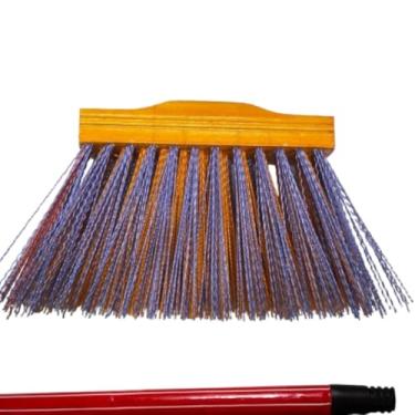 Imagem de Vassoura de Nylon com Base de Madeira e Cabo Vermelho, Cerdas Azuis, para Limpeza Doméstica