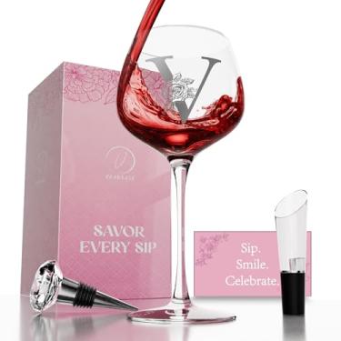 Imagem de vaanshie Taça de vinho com monograma V com rolha e despejador de vinho – Conjunto de presente de taça de vinho gravado A – Z personalizado para mulheres, aniversário, Natal, Dia dos Namorados