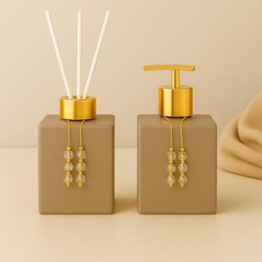 Imagem de Kit Lavabo Luxuoso de Vidro Cubo 250ml – Sabonete Líquido + Difusor de Ambientes, Design Sofisticado, Ideal para Presente e Decoração(Bege Fosco C/Dourado)