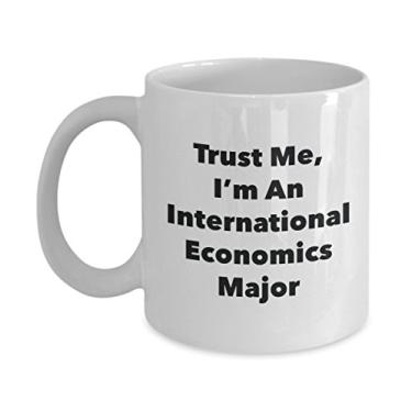 Imagem de Caneca Trust Me, I'm An International Economics Major – Caneca de café de cacau quente divertido – ideia de presente de aniversário de Natal