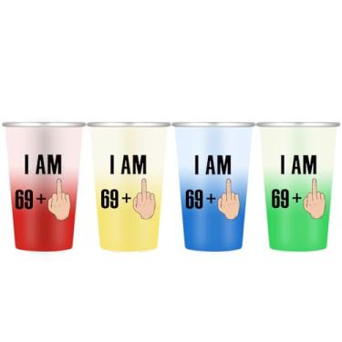 Imagem de Copos de alumínio que mudam de cor de 473 ml - Pacote com 4 - Copos engraçados para festa de 70 anos - Design "I AM 69+ Middle Finger" - Presente exclusivo para homens e mulheres