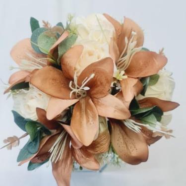 Imagem de Buquê de Noiva Artificial 30cm – Flores de Seda com Pérolas para Casamentos e Damas de Honra(Lírio MarronCreme/Eucalipto)
