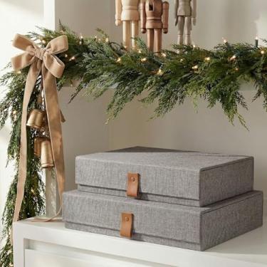 Imagem de Caixas decorativas de armazenamento de fotos com tampas – Conjunto de 2 lindos organizadores de linho são perfeitos para guardar com segurança suas fotos, documentos, suprimentos para álbuns de recortes, lembranças e outras memórias com estilo