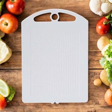 Imagem de Tábua de Corte Branca Dupla Face 2 em 1, Especial Destaque desse Produto é a Integração do Amaciador de Carne, Superfície Resistente e Higiênica na cozinha, 30x20 cm, Alça Ergonômica