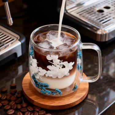 Imagem de Taolivingmart Caneca de café com isolamento de parede dupla de flores secas, xícara de chá de vidro borossilicato com flor real embutida, alça resistente ao calor para presentes de aniversário de