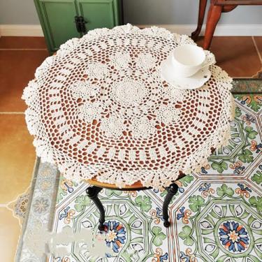 Imagem de golo Toalha de mesa de renda de crochê feita à mão de algodão com sobreposição bege, redonda, 23 polegadas, 60 cm