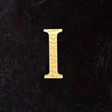 Imagem de BWRMHME Letras e números autoadesivos de latão sólido com textura de estria maleolar – Alfabeto de metal de 4,5 cm de ouro antigo para porta, parede, placa de sinalização de caixa de correio, rua e