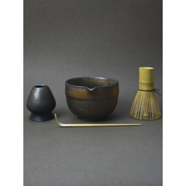 Imagem de Artcome Conjunto de chá Matcha de luxo – Kit Matcha japonês de 4 peças com tigela e bico esmaltados rústicos pretos, batedor de bambu, suporte, colher e manual – Conjunto de cerimônia de chá de
