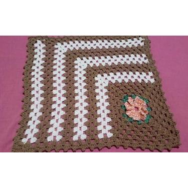 Imagem de Passadeira de Crochê Artesanal, Tapete Decorativo Marrom e Branco com Flor, 50x45cm, 320g
