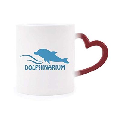 Imagem de Caneca de grés com estampa de golfinho de natação azul oceano sensível ao calor que muda de cor vermelha
