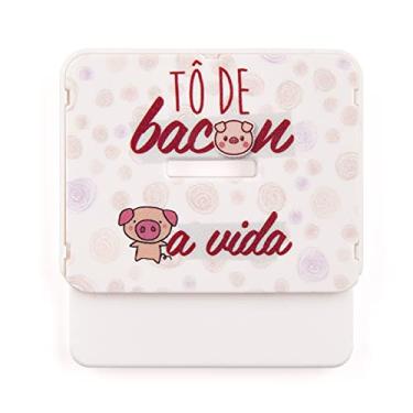 Imagem de Corta Pac Naxos – Abridor de Embalagens Longa Vida, Sachês e Sacos Plásticos com Ímã Decorativo de Geladeira com Porta-Recados – Prático, Seguro e Estampas Sortidas Tema: Tô de bacon a vida.