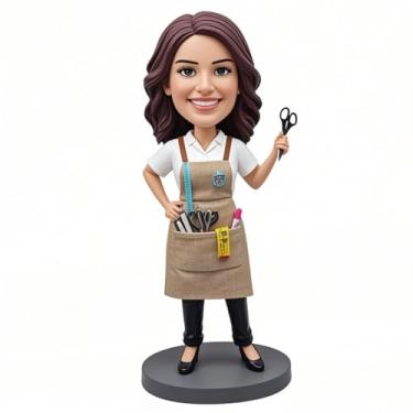 Imagem de Bobblehead personalizado Master Needleworker com avental e tesoura, tributo divertido a costureiras habilidosas, ideal para estúdios de alfaiataria/costureiras amadores, vitrines de vestuário
