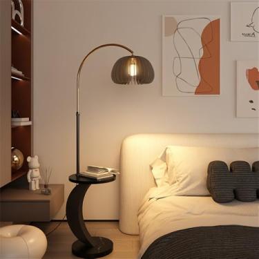 Imagem de Luminária de chão contemporânea de luxo, com design moderno e artístico, ideal para sala de estar, quarto, escritório, casa de campo, hotel ou residências. Possui LED, design retrô e criativ