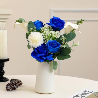 Imagem de YOSKMIOR Flores falsas com um vaso de cerâmica para decoração de mesa de centro de mesa, rosa de seda azul sintética em vaso, arranjos de flores, flores artificiais internas para jantar, mesa de café