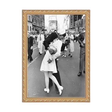 Imagem de Quadro Moldura Dourada Beijo Segunda Guerra 33X24Cm