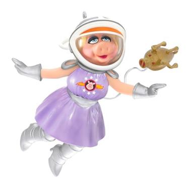 Imagem de Hallmark Keepsake Enfeite de Natal 2024, Disney The Muppets First Mate Piggy and The Swinetrek, presentes para fãs de Muppets