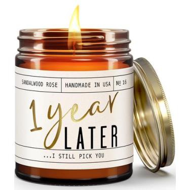 Imagem de Vela de aniversário Soy and Sass '1 Year Later' Sandalwood Rose