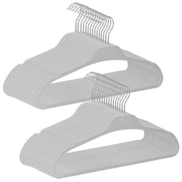 Imagem de Cabides revestidos de borracha antiderrapantes, pacote com 30 cabides de plástico com gancho giratório de 360°, cabides finos para economia de espaço, para roupas de adultos, camisas, vestidos, calças