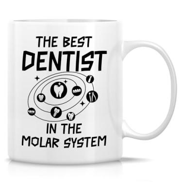 Imagem de Retreez Caneca engraçada de dentista – Caneca Best Dentist in The Molar System – Caneca de café de cerâmica de 325 ml – Presente bem-humorado para dentista, ortodontista – aniversário, presente de