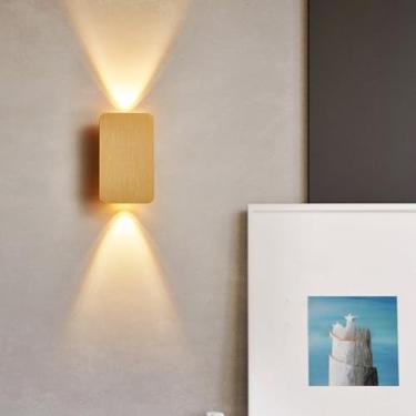 Imagem de Luminária de parede LED 7W com iluminação para cima e para baixo, 3000K, luz quente, moderna, em alumínio, design quadrado, ideal para corredores, quartos e salas de estar, dourada.
