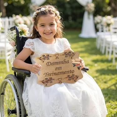Imagem de Plaquinha Placa Casamento Lá Vem A Noiva MDF Personalizada Frases Entrada Noiva Pajem Daminha (Daminha em treinamento., MDF Cru)