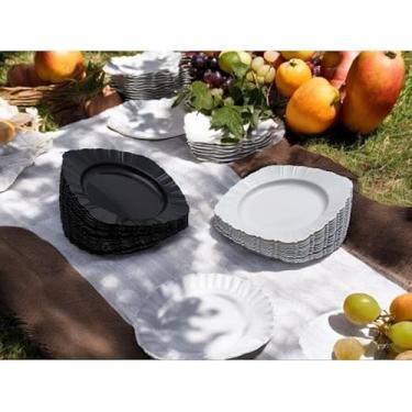 Imagem de Jogo de 50 Pratos Plásticos Brancos Quadrados - Reutilizáveis para Refeições, Festas, Churrascos e Porções de Petiscos, Utensílios Práticos (Misto 25 Branco 25 Preto)