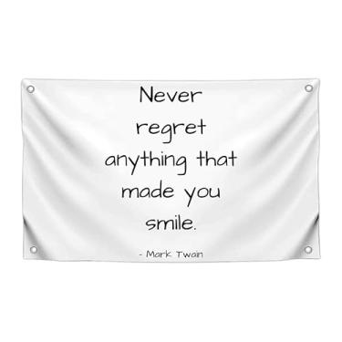 Imagem de Bandeira de meme de 9,5 cm x 1,5 m com citação motivada "Never Regret Anything That Made You Smile" - Bandeiras de poliéster na parede com quatro argolas de latão - Pôster suspenso de um lado para